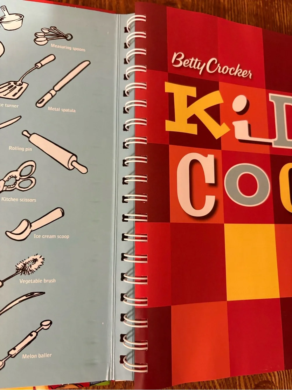 Betty Crocker Kids Cook! Spiral Bound Illustrated Cookbook Ages 9-12 (2007)